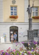  ein hochaufragender Wächter aus massiven